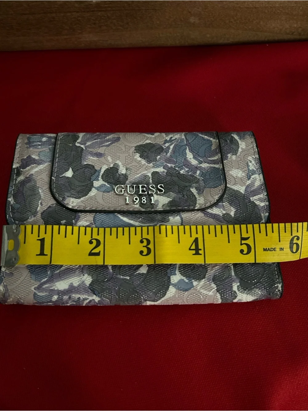 Guess compact 1981